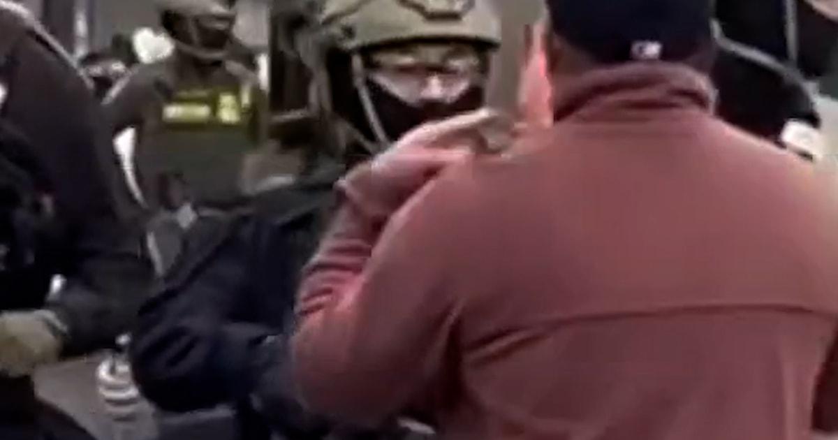 Đặc Vụ Liên Bang Đụng Độ Người Biểu Tình tại Chicago 1 chicago clash thumb nb43m0