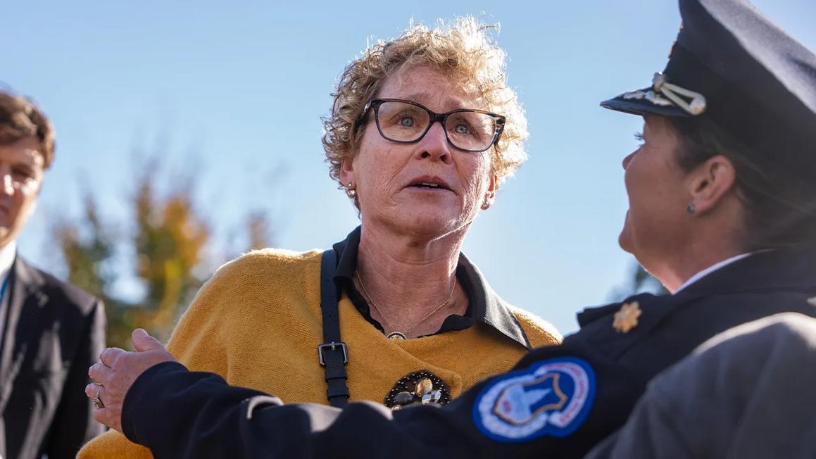 Nghị sĩ Dân chủ giải thích lý do gián đoạn họp báo của Chủ tịch Hạ viện Johnson 1 chrissy houlahan