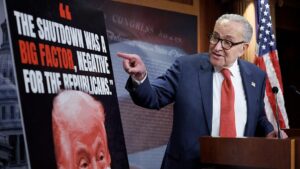 Thượng nghị sĩ Chuck Schumer trở thành mục tiêu hàng đầu của giới truyền thông sau vụ đóng cửa chính phủ 31 Thượng nghị sĩ Chuck Schumer trở thành mục tiêu hàng đầu của giới truyền thông sau vụ đóng cửa chính phủ