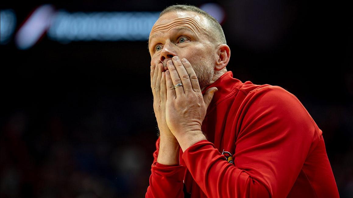 HLV bóng rổ Louisville bị chấn thương kỳ lạ 1 college basketball pat kelsey 111225 2
