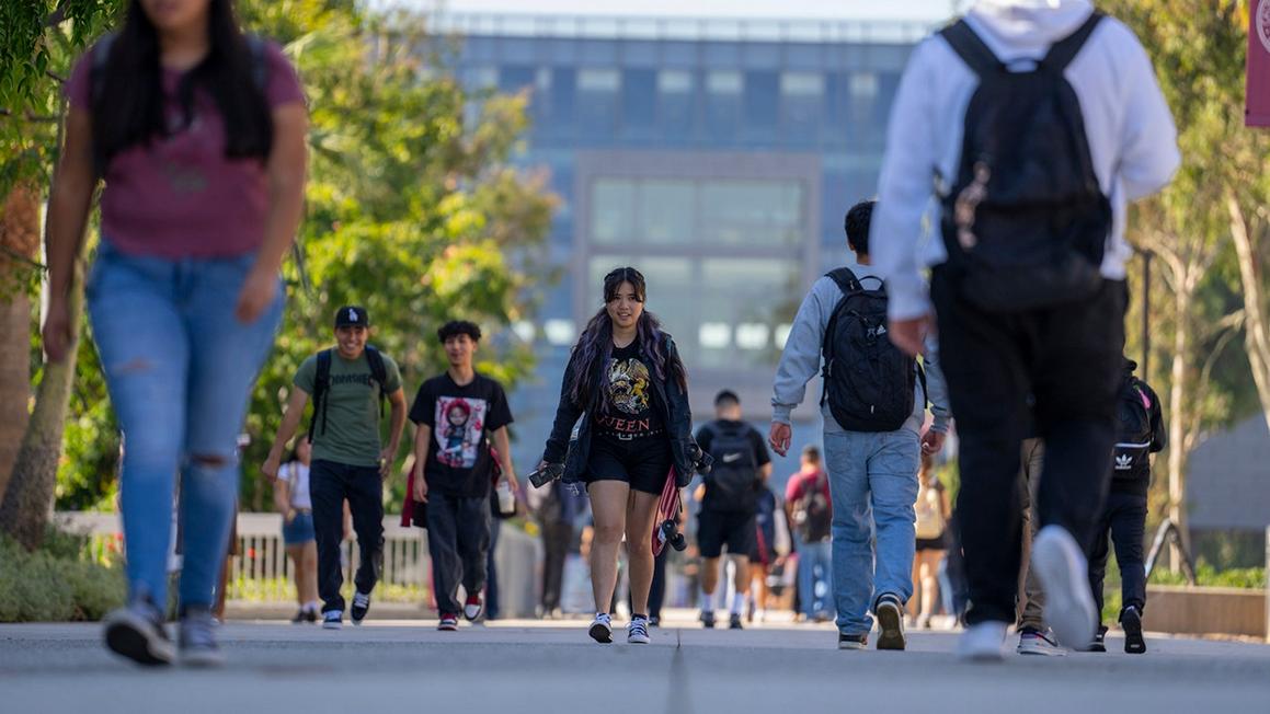 Khảo sát: 2/3 người Mỹ cho rằng bằng đại học không còn đáng giá 1 college campus university 02