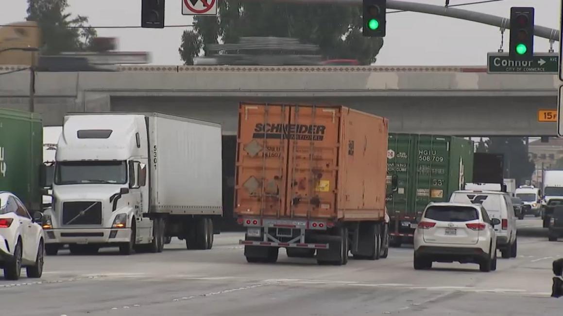 Chính phủ Liên bang cáo buộc California cấp giấy phép lái xe thương mại cho người nhập cư không có giấy tờ 1 commercial