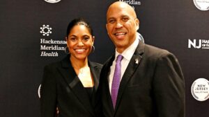 Thượng Nghị Sĩ Cory Booker Kết Hôn Với Bạn Gái Alexis Lewis Trong Lễ Cưới Thân Mật Tại D.C.