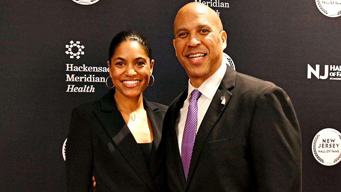 Thượng Nghị Sĩ Cory Booker Kết Hôn Với Bạn Gái Alexis Lewis Trong Lễ Cưới Thân Mật Tại D.C.