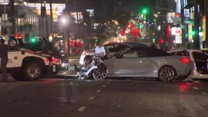 Một người thiệt mạng trong vụ tai nạn giao thông liên hoàn ở Hollywood 35 Một người thiệt mạng trong vụ tai nạn giao thông liên hoàn ở Hollywood