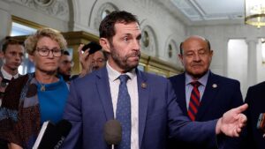 Dân biểu Dân chủ bị chất vấn về các lệnh ‘cụ thể’ của Trump là bất hợp pháp