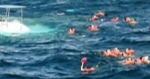 Hàng chục du khách được giải cứu sau khi thuyền catamaran chìm