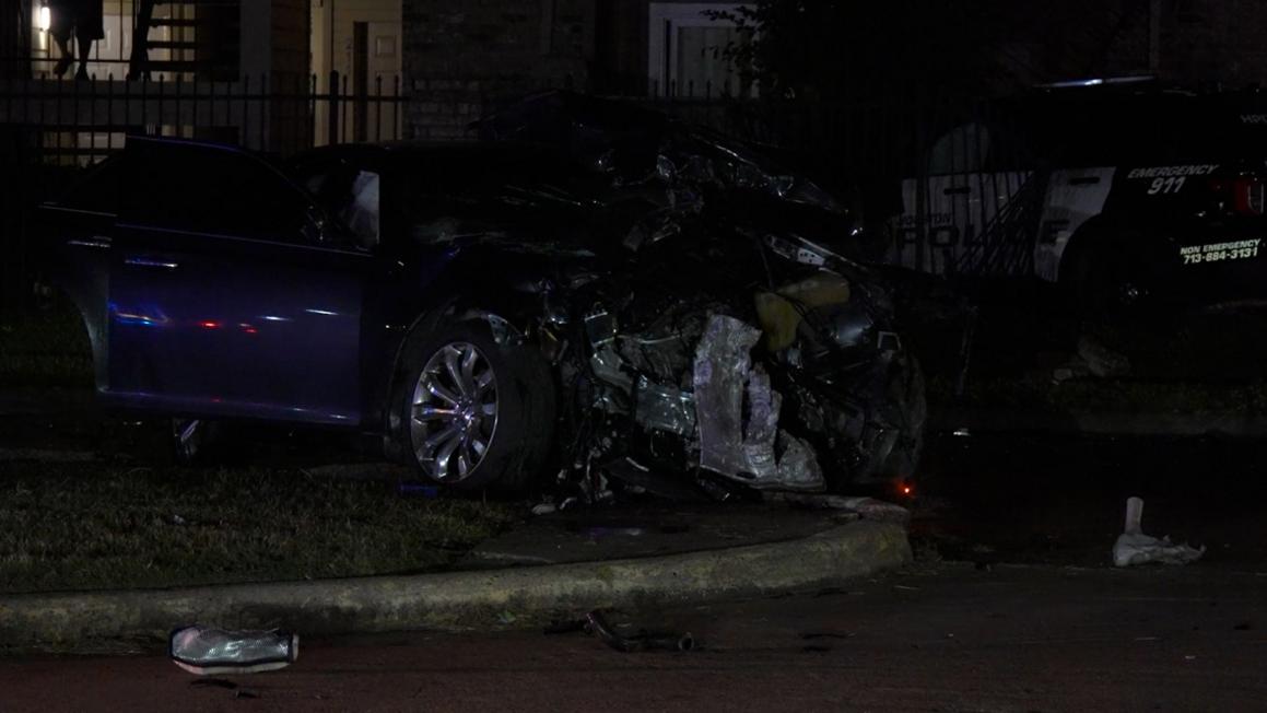 Xe cảnh sát Houston va chạm khi đang làm nhiệm vụ 1 d4ed0dc9 1aba 4eb7 be22