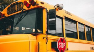 Tài xế xe buýt trường học đan mũ len cho học sinh để lan tỏa sự ấm áp và tình yêu thương