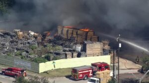 Gió lớn khiến hỏa hoạn bùng phát tại bãi chứa pallet ở Đông Bắc Houston, theo HFD 19 Gió lớn khiến hỏa hoạn bùng phát tại bãi chứa pallet ở Đông Bắc Houston, theo HFD