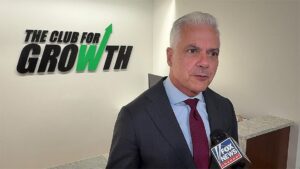 Nhóm Bảo Thủ Lớn Chi Tiền Lại Ủng Hộ Donald Trump Để Giúp Ông Thắng Cử