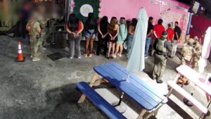 Video: Cảnh hỗn loạn trong cuộc bố ráp của ICE tại San Antonio, người dân ẩn mình trong xe bán đồ ăn, đặc vụ phá camera an ninh 19 Video: Cảnh hỗn loạn trong cuộc bố ráp của ICE tại San Antonio, người dân ẩn mình trong xe bán đồ ăn, đặc vụ phá camera an ninh