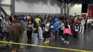 Hàng ngàn người dân Houston xếp hàng nhận bữa ăn Lễ Tạ Ơn