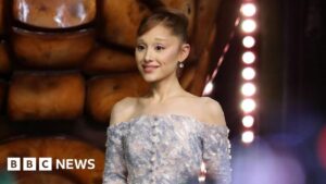 Người đàn ông chộp lấy Ariana Grande tại Singapore bị buộc tội gây rối trật tự công cộng 35 Người đàn ông chộp lấy Ariana Grande tại Singapore bị buộc tội gây rối trật tự công cộng