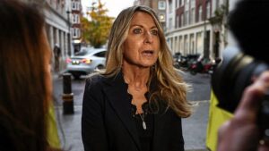 Sếp BBC ra đi vẫn bênh vực đài ‘không thiên vị’