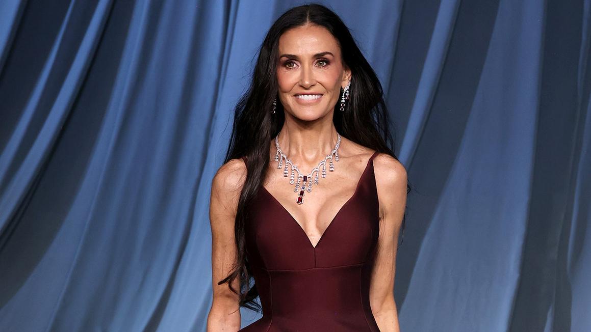 Demi Moore diện jumpsuit xuyên thấu Gucci mừng sinh nhật 63 1 demi moore academy gala
