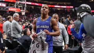 Tay ném Desmond Bane của Orlando Magic bị đuổi khỏi sân sau khi ném bóng vào đầu đối thủ 8 Tay ném Desmond Bane của Orlando Magic bị đuổi khỏi sân sau khi ném bóng vào đầu đối thủ