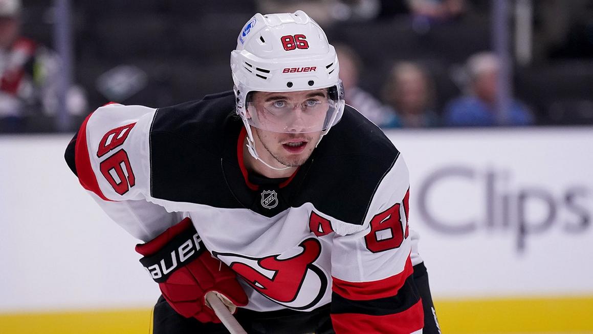Ngôi sao khúc côn cầu Jack Hughes của New Jersey Devils bị thương ở tay trong một tai nạn kỳ lạ tại bữa tối của đội 1 devils jack hughes looks on faceoff