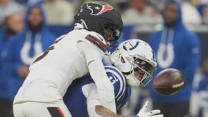 Mũ Bảo Hiểm Lạ Của Jalen Pitre Khi Đối Đầu Với Colts