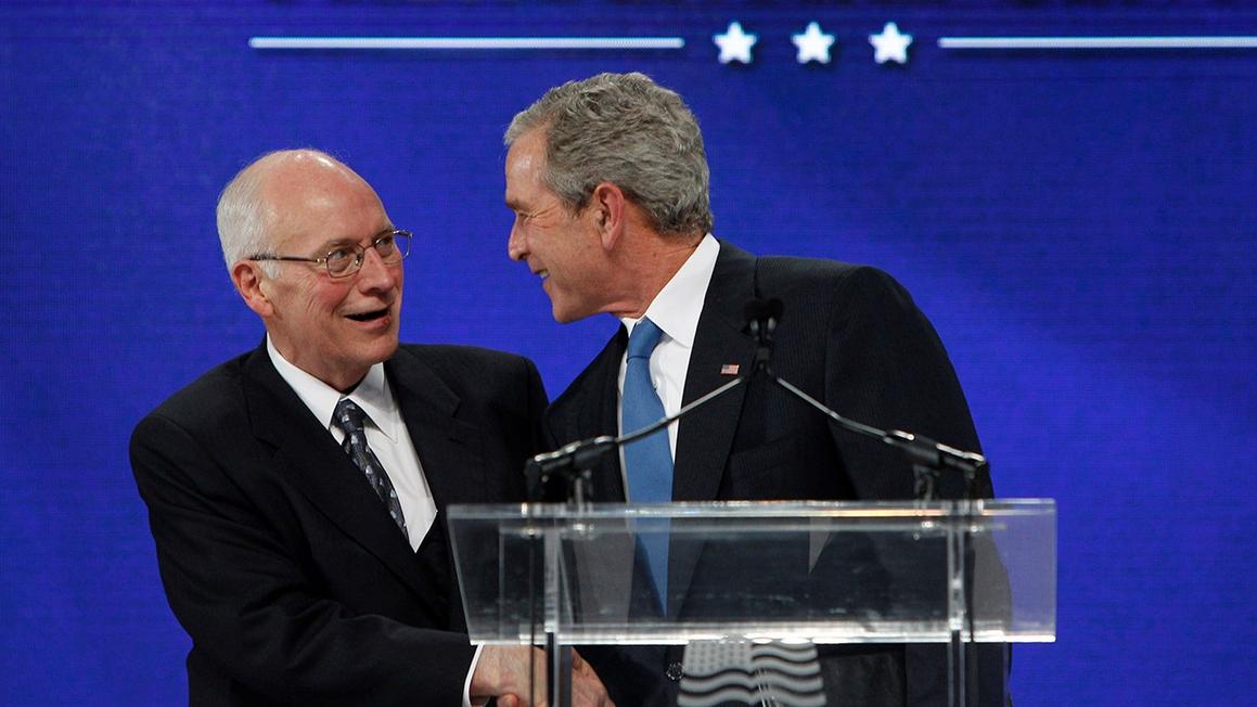 Tổng Thống Bush Ca Ngợi Ông Cheney Là "Người Tôi Cần" Khi Làm Phó Tổng Thống 1 dick cheney shakes hands george w bush