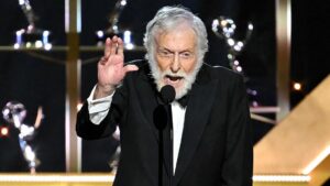 Dick Van Dyke chia sẻ về tuổi già, những thách thức thể chất và tinh thần 11 Dick Van Dyke chia sẻ về tuổi già, những thách thức thể chất và tinh thần