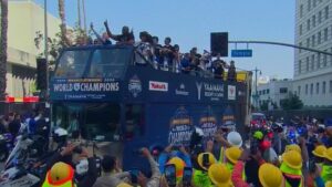 Hai người bị bắt tại lễ diễu hành World Series của Dodgers ở Trung tâm Los Angeles 6 Hai người bị bắt tại lễ diễu hành World Series của Dodgers ở Trung tâm Los Angeles