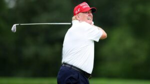 Tổng Thống Donald Trump Khoe Pha Chip Shot Đẹp Mắt Trên Sân Golf 13 Tổng Thống Donald Trump Khoe Pha Chip Shot Đẹp Mắt Trên Sân Golf