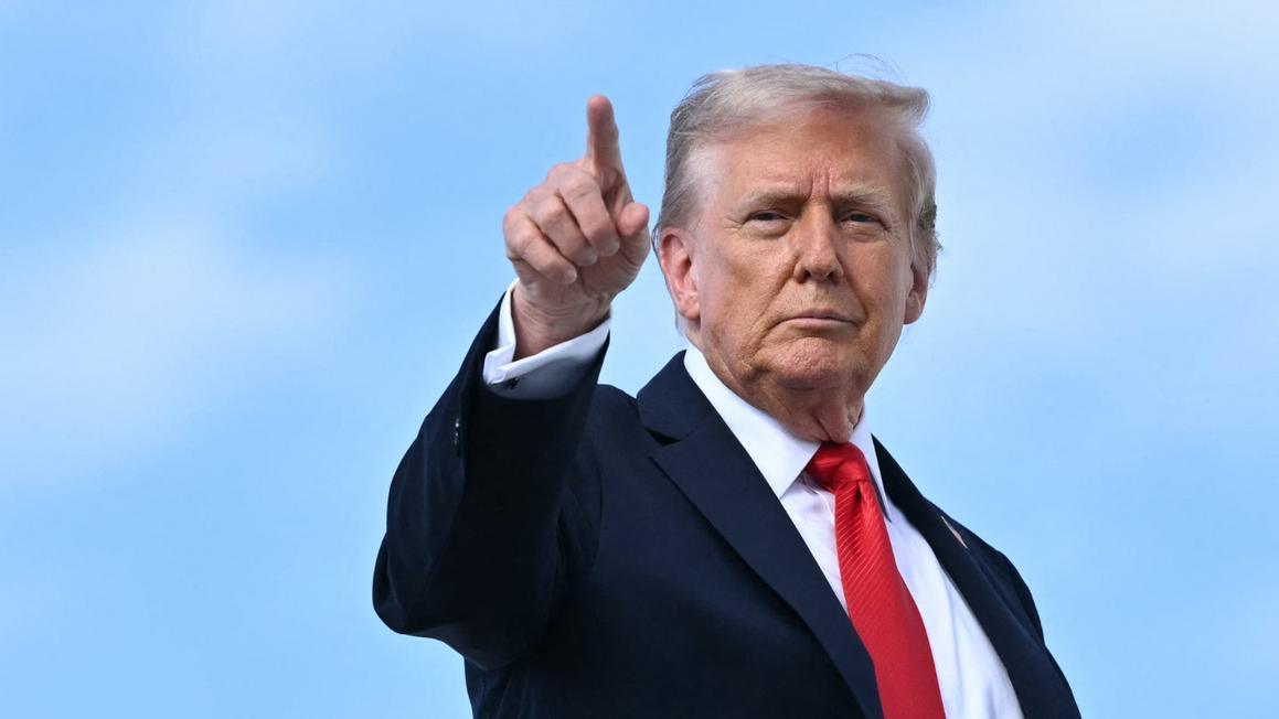 Tổng Thống Trump nói khó rót tiền cho NYC nếu Mamdani thắng 1 donald trump pointing