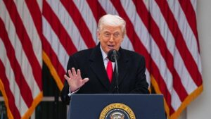 Tổng Thống Donald Trump bông đùa lệnh ân xá gà tây của Biden năm 2024 không hợp lệ vì dùng bút tự động