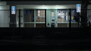 Bé 5 tuổi đi lang thang ở Santa Clarita sau khi rời trường mà không ai hay biết 17 Bé 5 tuổi đi lang thang ở Santa Clarita sau khi rời trường mà không ai hay biết