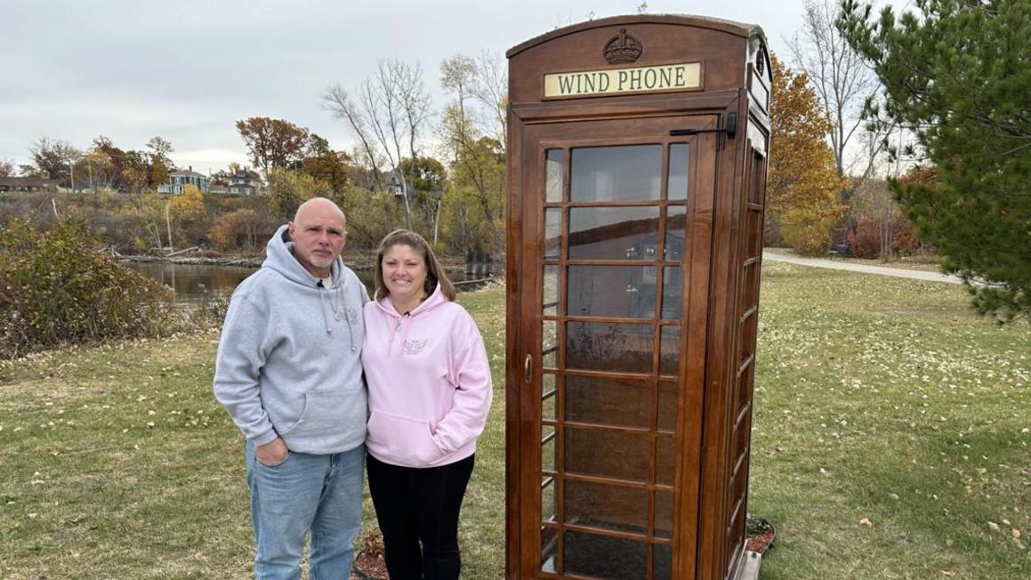 Sau khi mất con trai 18 tuổi, cặp đôi này tìm được cách để tiếp tục trò chuyện với con 1 e09812e3 eb43 4b52 ab73