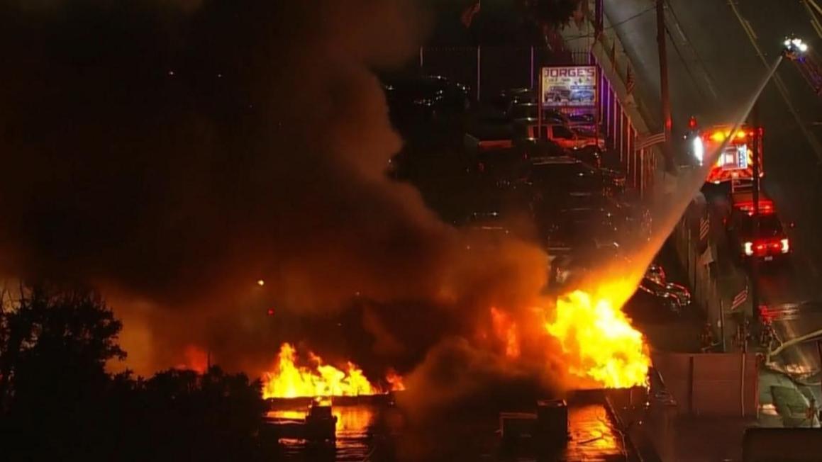 Đám cháy lớn cấp hai bùng phát tại tòa nhà thương mại bỏ trống ở Đông Houston 1 e2e78f5f fbb1 476c 8cd7