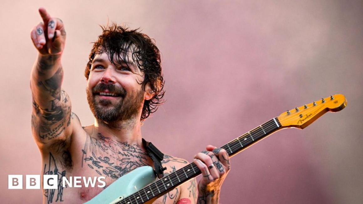 Nhóm nhạc Biffy Clyro 'tức giận' vì trục trặc visa, hoãn tour Mỹ 1 e3a43600 cb74 11f0 8acb 1b2068777e6f