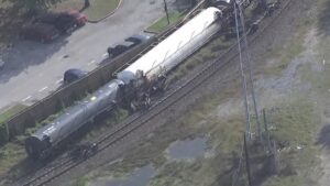 Tàu hỏa trật bánh, phong tỏa đường phố Houston 18 Tàu hỏa trật bánh, phong tỏa đường phố Houston