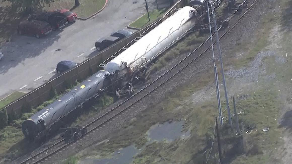 Tàu hỏa trật bánh, phong tỏa đường phố Houston 1 e4ef209e 4965 4031 9a2f