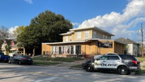 Cảnh sát Houston thực thi lệnh khám xét cơ sở tang lễ không phép 32 Cảnh sát Houston thực thi lệnh khám xét cơ sở tang lễ không phép