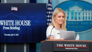 ICE Bắt Giữ Thân Nhân Thư Ký Báo Chí Tòa Bạch Ốc Karoline Leavitt