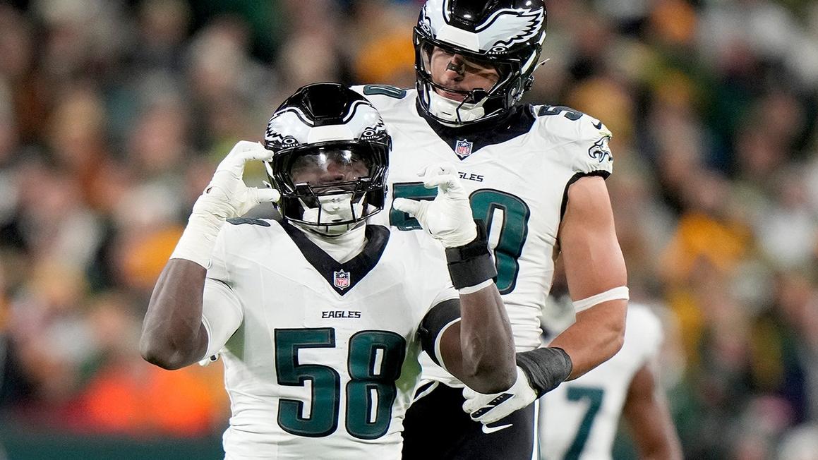 Eagles: Cầu thủ suýt đấm trọng tài vì ăn mừng quá khích 1 eagles jalyx hunt celebrates big play