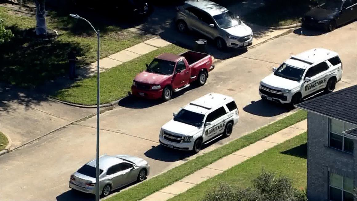 Giới Chức ập vào khu dân cư Katy trong cuộc điều tra liên bang được niêm phong