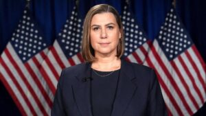 Nhà Thượng Nghị Sĩ Slotkin bị đe dọa bom sau khi bà kêu gọi binh sĩ không tuân lệnh 'bất hợp pháp' 6 Nhà Thượng Nghị Sĩ Slotkin bị đe dọa bom sau khi bà kêu gọi binh sĩ không tuân lệnh ‘bất hợp pháp’