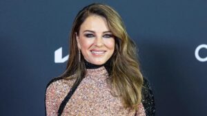 Elizabeth Hurley khoe ảnh bikini đỏ rực, nhận lời khen từ Heidi Klum 7 Elizabeth Hurley khoe ảnh bikini đỏ rực, nhận lời khen từ Heidi Klum