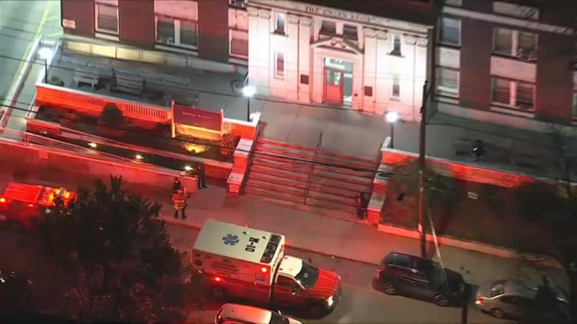 Khí độc từ vụ tràn hóa chất khiến cư dân khu chung cư West Mount Airy phải sơ tán 1 elmen arms evac