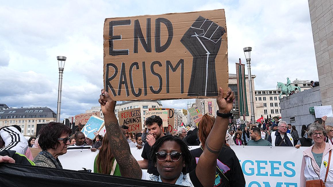 Giáo sư Toán gốc Việt bị gọi là 'kẻ phản bội' vì đặt câu hỏi về bài giảng 'woke' 1 end racism protest sign