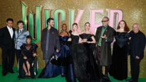 Sao 'Wicked' lên tiếng sau khi fan xông đến Ariana Grande 2 Sao ‘Wicked’ lên tiếng sau khi fan xông đến Ariana Grande