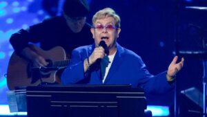 Elton John Chia Sẻ Về Tình Trạng Mất Thị Lực
