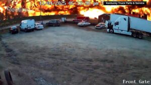 Nhân chứng kể lại giây phút thoát khỏi hiện trường máy bay UPS gặp nạn ở Kentucky 26 Nhân chứng kể lại giây phút thoát khỏi hiện trường máy bay UPS gặp nạn ở Kentucky