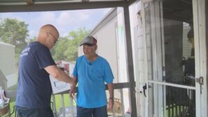 Chương trình Meals on Wheels ở Vùng Houston đang gặp khó khăn do thiếu kinh phí và yêu cầu gia tăng 6 Chương trình Meals on Wheels ở Vùng Houston đang gặp khó khăn do thiếu kinh phí và yêu cầu gia tăng