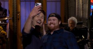 Diễn viên Glen Powell tái hiện ảnh selfie với người giao hàng UPS 18 Diễn viên Glen Powell tái hiện ảnh selfie với người giao hàng UPS