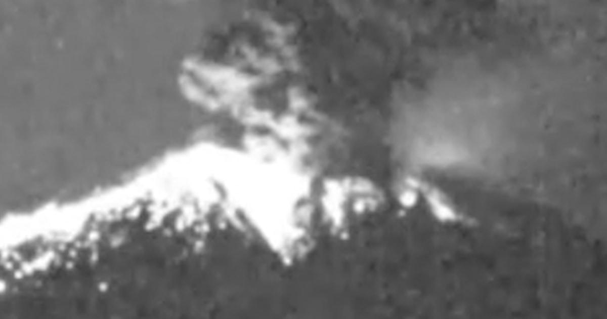 Núi lửa Sakurajima ở Nhật Bản phun trào nhiều lần 1 f vert brk japan volcano 251117.00 00 27 13.Still002 z7cij5