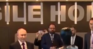 Robot vũ khí công nghệ AI trình diễn trước Tổng thống Nga Putin